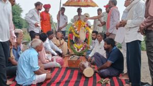 जलझूलनी एकादशी पर सरदार नगर में ठाकुर जी निकलें नगर भ्रमण पर तालाब में कराया स्नान और की आरती 6 IMG 20250903 WA0064