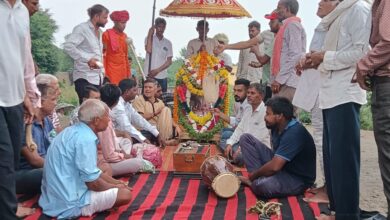 जलझूलनी एकादशी पर सरदार नगर में ठाकुर जी निकलें नगर भ्रमण पर तालाब में कराया स्नान और की आरती 10 IMG 20250903 WA0064