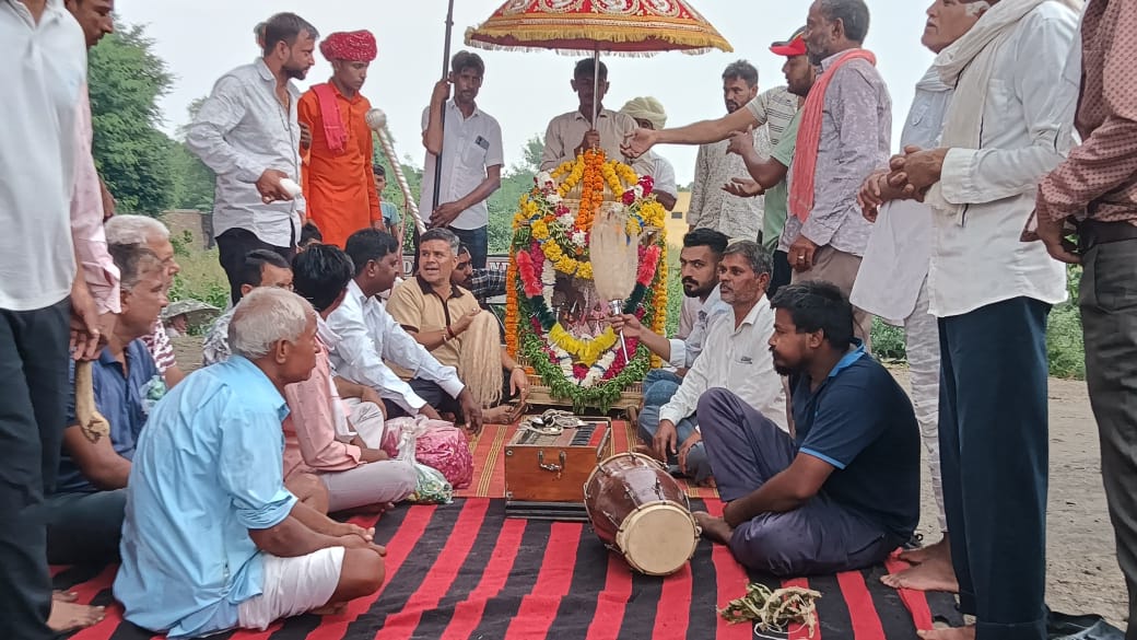 जलझूलनी एकादशी पर सरदार नगर में ठाकुर जी निकलें नगर भ्रमण पर तालाब में कराया स्नान और की आरती 1 IMG 20250903 WA0064