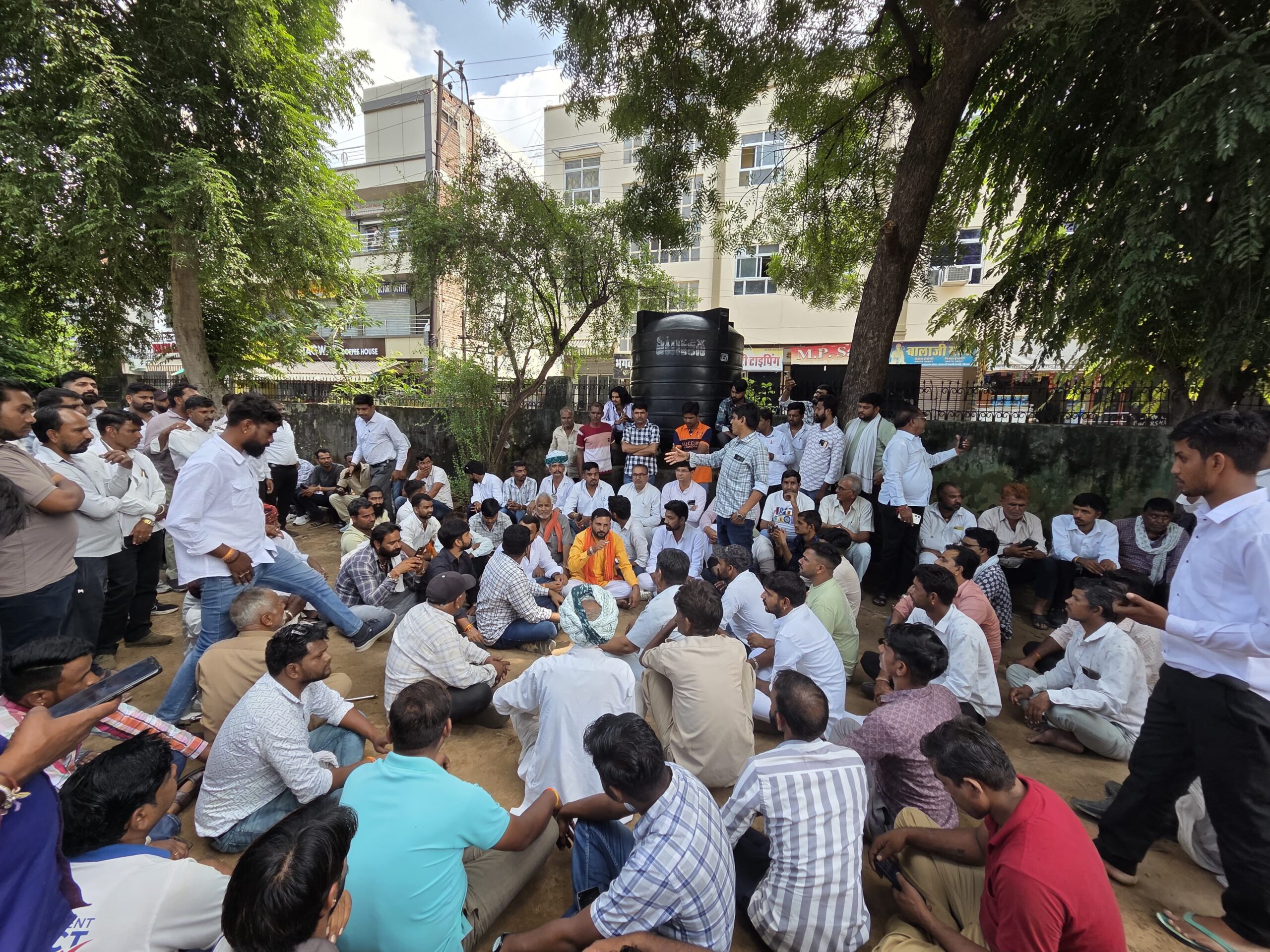 सरपंच पर किया धारदार हथियार से जानलेवा हमला ग्रामीणों ने कि आरोपियों की गिरफ्तारी मांग 1 IMG 20250912 WA0003 scaled