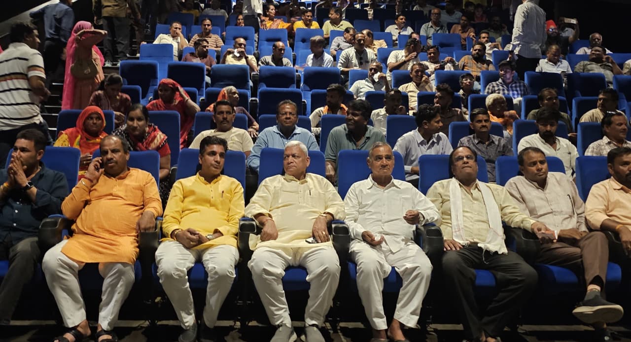 भीलवाड़ा विधानसभा के भाजपाइयों में आईनॉक्स सिनेमा में देखी फिल्म 1 IMG 20250918 WA0056