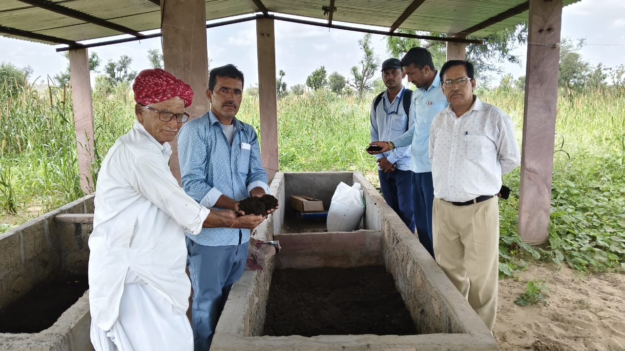 प्रगतिशील किसान रेवताराम मनमोडा के खेत में मोठ की प्रदर्शनी का अवलोकन 1 IMG 20250919 WA0037