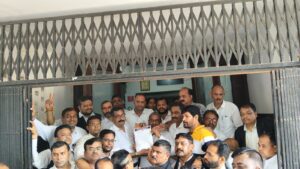 द लॉयर्स एसोसिएशन कानपुर द्वारा जिलाधिकारी के माध्यम से मुख्यमंत्री को अधिवक्ताओं के उत्पीड़न की रोकथाम के लिए सौपा ज्ञापन 2 IMG 20250921 WA0001
