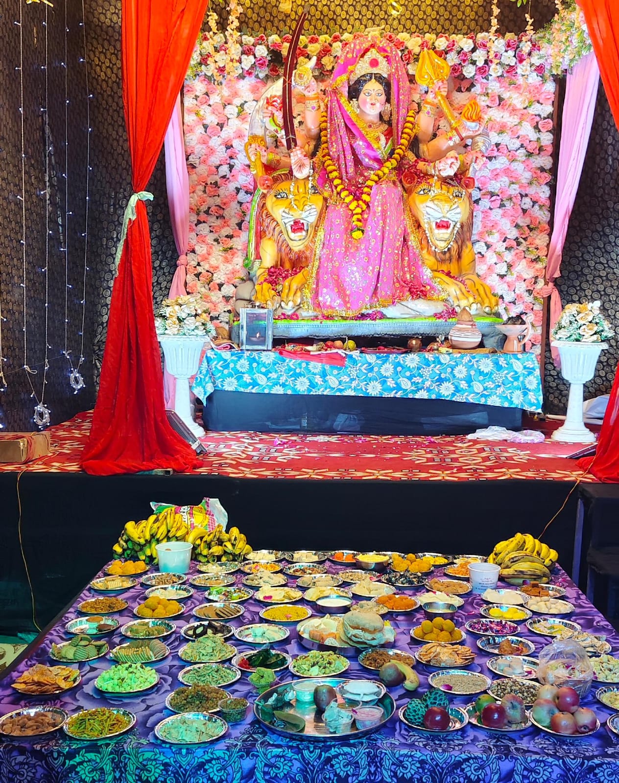 शारदीय नवरात्रि के चौथे दिन नवयुवक नवदुर्गा मंडल द्वारा माताजी को लगाया गया छप्पन भोग 1 IMG 20250926 WA0018