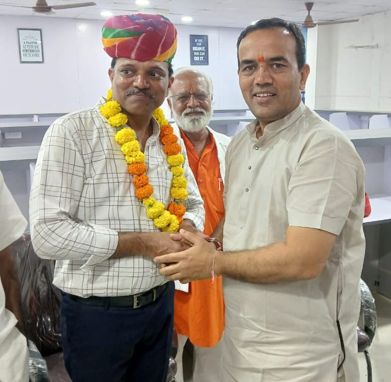 जांगिड़ समाज के दीपक झालुडियां का बीजेपी जिलाध्यक्ष भंडारी द्वारा सम्मान 1 WhatsApp Image 2025 09 01 at 16.51.52