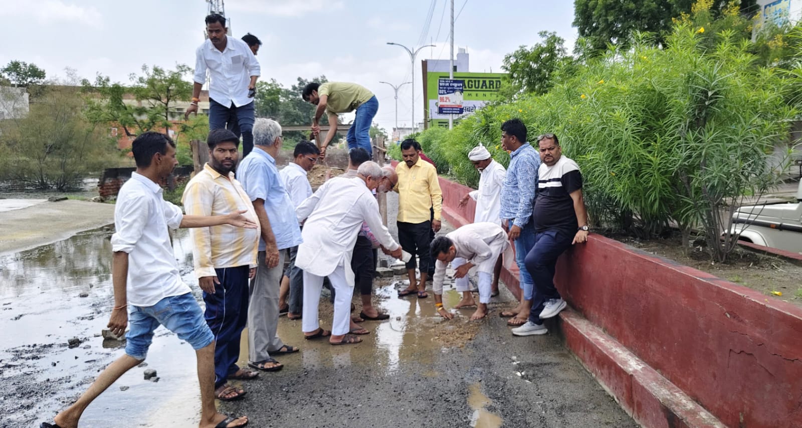 शहर मे बारिश से सडको पर पडे गहरे गड्ढों को अपने स्तर पर ठीक कर रहे है कार्यकर्त्ता 1 WhatsApp Image 2025 09 08 at 16.54.27