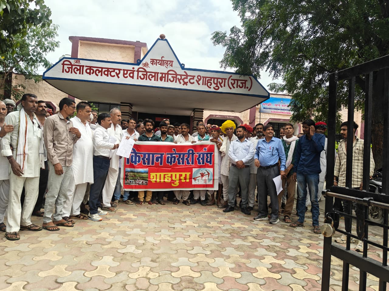 किसान केसरी संघ ने शाहपुरा में ADM को दिया ज्ञापन, फसलों के नुकसान पर मुआवजे की मांग 1 WhatsApp Image 2025 09 10 at 17.29.10