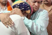 साँसद अग्रवाल ने फुलिया कला पहुंच कर मृतको को परिजनों को ढांढस बंधाया 11 WhatsApp Image 2025 09 15 at 20.45.05