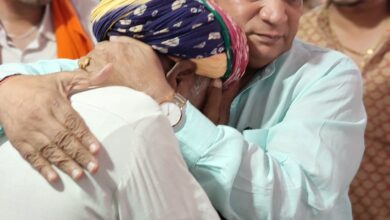 साँसद अग्रवाल ने फुलिया कला पहुंच कर मृतको को परिजनों को ढांढस बंधाया 13 WhatsApp Image 2025 09 15 at 20.45.05