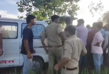 अमरोहा का खौफनाक सच – खेत में मिला महिला का शव, गांव में पसरा सन्नाटा 3 शव को पोस्टमार्टम के लिए भेजती हुई पुलिस का फोटो।