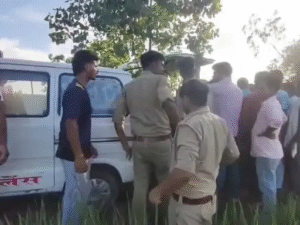 शव को पोस्टमार्टम के लिए भेजती हुई पुलिस का फोटो।
