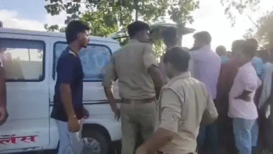 अमरोहा का खौफनाक सच – खेत में मिला महिला का शव, गांव में पसरा सन्नाटा 11 शव को पोस्टमार्टम के लिए भेजती हुई पुलिस का फोटो।