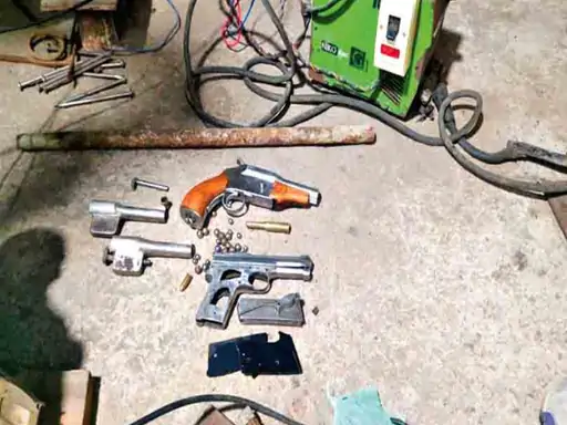 टिकमगढ़ में हथियार फैक्ट्री का भंडाफोड़ — अंतरराज्यीय गिरोह का पर्दाफाश 1 दबिश दी तो यहां अधूरी पिस्टल और मैगजीन भी बरामद की गई।