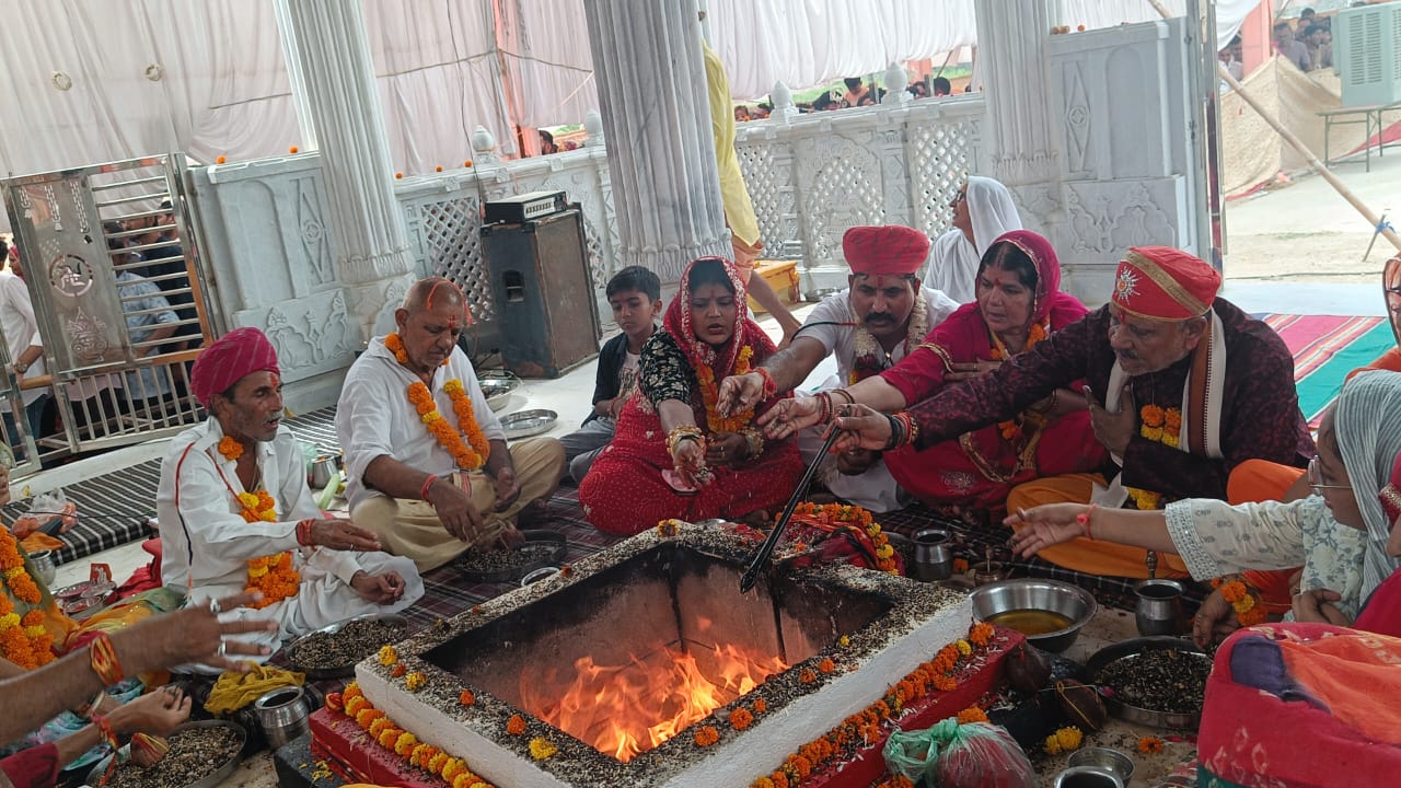 अनंत आद्याशक्ति राजराजेश्वरी आशापुरा माताजी नाडोल नगरी में अष्टमी हवन एवं पूजन सम्पन्न 1 IMG 20251002 WA0051