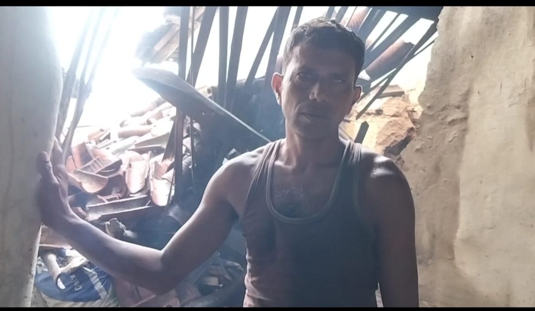 नाले के पानी से घर ध्वस्त, न्याय की आस में भटक रहे जहूर अंसारी 1 IMG 20251003 WA0018