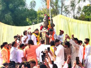 परशुराम प्राण प्रतिष्ठा मंच से विधायक बालमुकंदाचार्य का विवादित बयान, इशारों में उठाए जनसंख्या संतुलन पर सवाल 3 IMG 20251006 WA0026