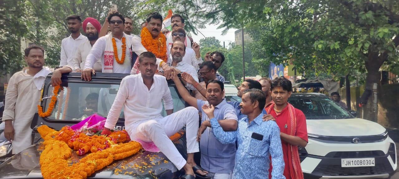कांग्रेस के नवनिर्वाचित जिलाध्यक्ष संतोष सिंह का धनबाद पहुंचते ही भव्य स्वागत 1 IMG 20251006 WA0100