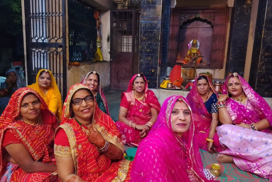 महिलाओं ने हर्षोल्लास से मनाई करवा चौथ, कथा सुनकर किया पारम्परिक पूजन 1 IMG 20251011 WA0013