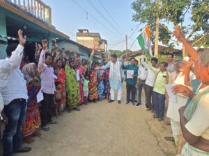 वोट चोर गद्दी छोड़ हस्ताक्षर अभियान में पूर्वी टुंडी पहुंचे नवनिर्वाचित जिलाध्यक्ष संतोष कुमार सिंह 2 IMG 20251011 WA0024