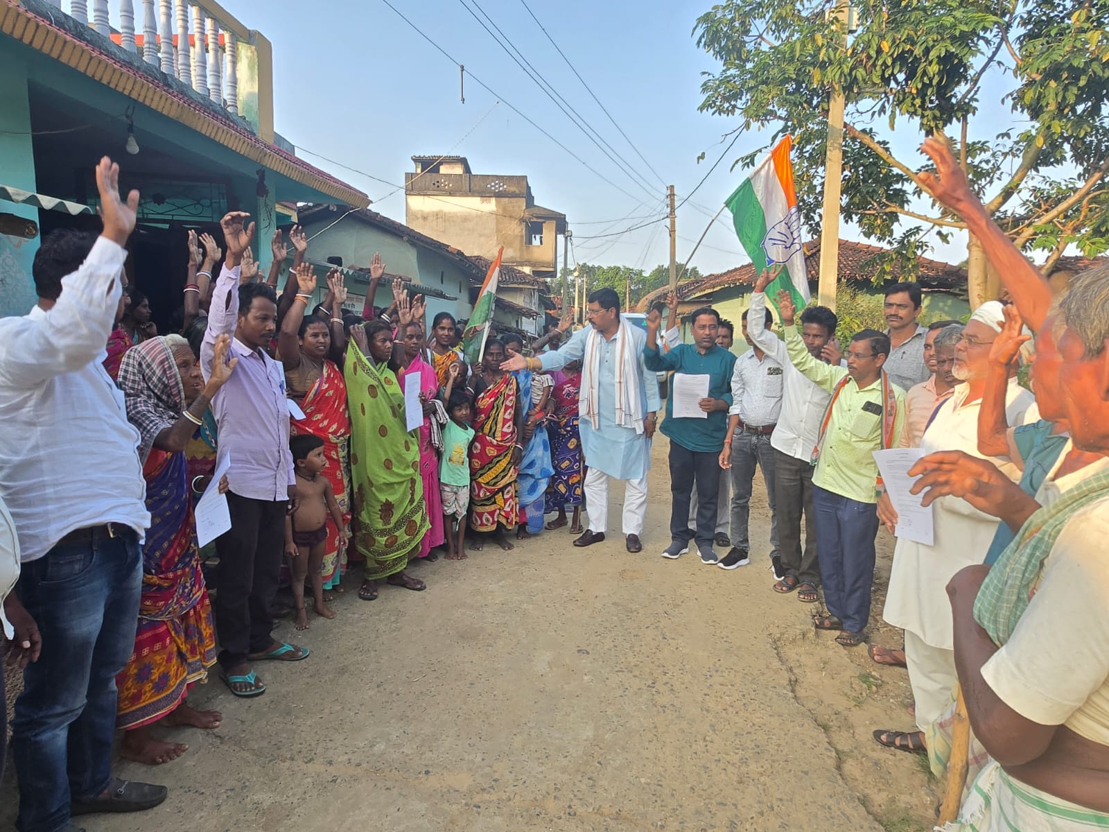 वोट चोर गद्दी छोड़ हस्ताक्षर अभियान में पूर्वी टुंडी पहुंचे नवनिर्वाचित जिलाध्यक्ष संतोष कुमार सिंह 1 IMG 20251011 WA0024