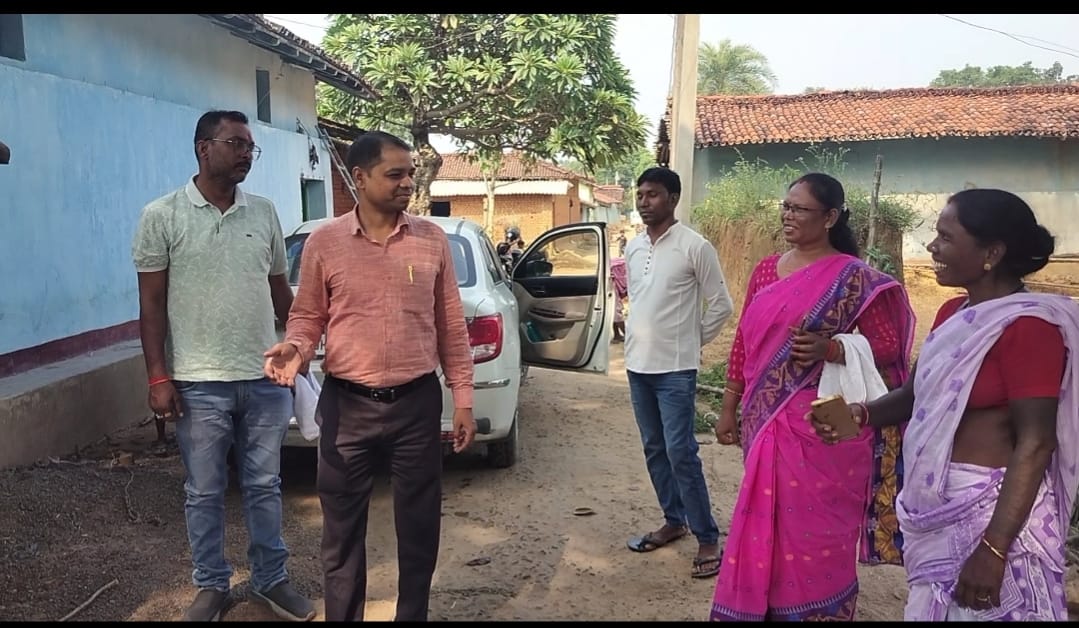 टुण्डी प्रखंड स्तरीय पशुधन वितरण कार्य को लेकर Door to Door जिला परिषद सदस्या ने किया निरीक्षण लाभूकों ने आपबीती सुनाई हुईं हतप्रभ 1 IMG 20251019 WA00211