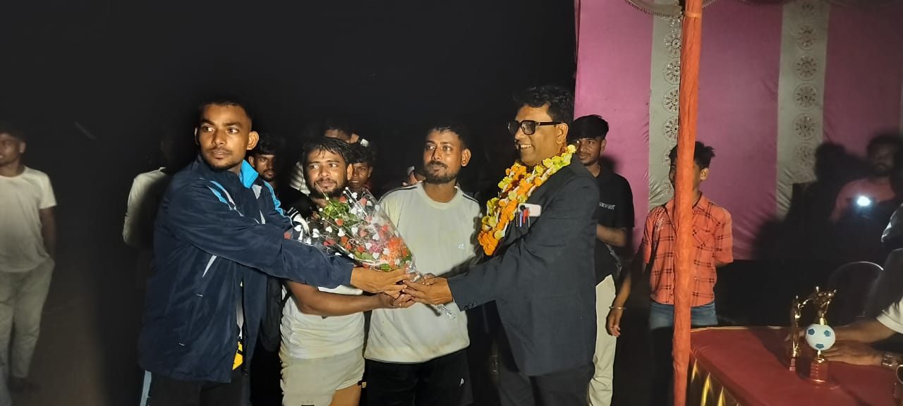 डोरवाडीह फुटबॉल फाइनल मैच में पहुंचे सर्वोच्च मानवाधिकार संरक्षण प्रदेश अध्यक्ष मोहम्मद जाहिद हुसैन 1 IMG 20251019 WA0023