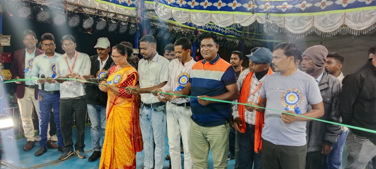 लुगू बुरू आपेरा संथाली यात्रा का जिला परिषद सदस्या मीना हेंब्रम ने फीता काट कर किया शुभारंभ 1 IMG 20251022 WA0021