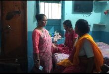 जिप सदस्या मीना हेंब्रम ने परिजनों से मिलकर ढांढस बंधाते हुए गहरी संवेदना व्यक्त किया 3 IMG 20251022 WA0027