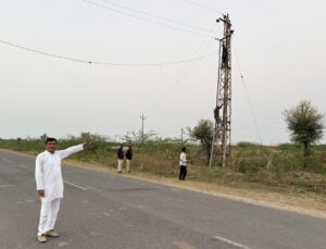 बाली पिण्डवाड़ा रोड पर झूलते हुए बिजली के तार दे रहे दुर्घटनाओं को आमंत्रण बड़ा हादसा हो सकता है 2 IMG 20251022 WA0032