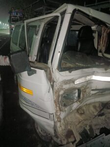 कानपुर थाना महाराजपुर में अज्ञात ट्रक चालक मारुती वैन में भीषण टक्कर से मारुति चालक गंभीर रूप से घायल 3 IMG 20251028 WA0010