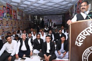 द लॉयर्स एसोसिएशन कानपुर के तत्वाधान में पुलिस द्वारा अधिवक्ताओं पर लगातार फर्जी मुकदमें लगाए जाने के खिलाफ धरना प्रदर्शन व सौंपा गया ज्ञापन 2 IMG 20251029 WA0010