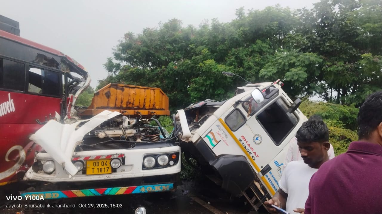 टुण्डी में बस एवं टेलर की आपस में भिड़ंत कई घायल। 1 IMG 20251030 WA0007