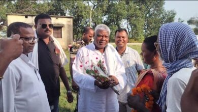 खिलाड़ियों की हौसला अफजाई करने टुण्डी विधायक पहुंचे खाखूडीह फुटबॉल मैदान खेल आयोजकों द्वारा भव्य स्वागत। 12 WhatsApp Image 2025 10 08 at 17.44.06