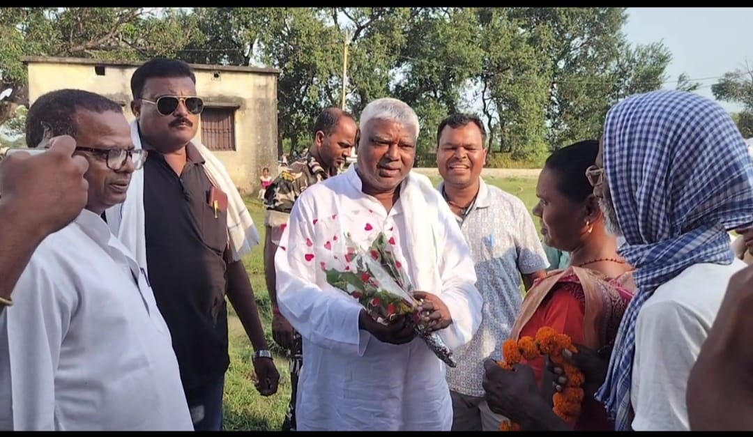 खिलाड़ियों की हौसला अफजाई करने टुण्डी विधायक पहुंचे खाखूडीह फुटबॉल मैदान खेल आयोजकों द्वारा भव्य स्वागत। 1 WhatsApp Image 2025 10 08 at 17.44.06