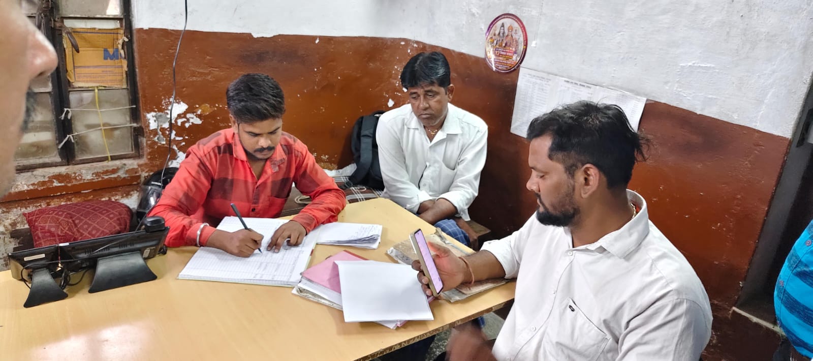 डंपिंग यार्ड में व देवरिया बालाजी रोड पर कचरा पॉलीथिन खाने से हो रही गौवंश की मौत पर रोक लगाने के लिए तुरंत कारवाई की मांग 1 WhatsApp Image 2025 10 14 at 18.16.38