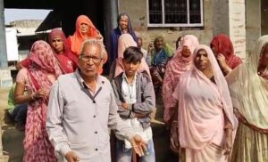 राशन डीलर का वीडियो वायरल होने के बाद, राशन डीलर ने ग्रामवासीयों से मिलकर 1 से 5 तारीख निश्चित की 2 1 2