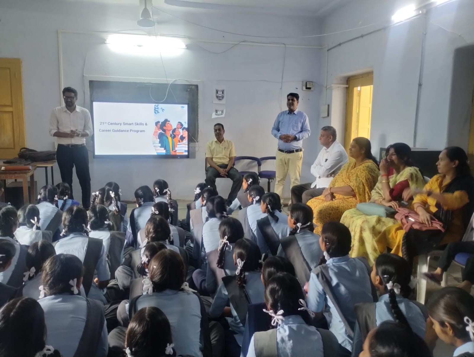 पीएम श्री बालिका विद्यालय सादड़ी में 21वीं सदी के कौशल गतिविधि के तहत लीडरशिप, क्रिएटिविटी कौशल की दी जानकारी 1 IMG 20251102 WA0026