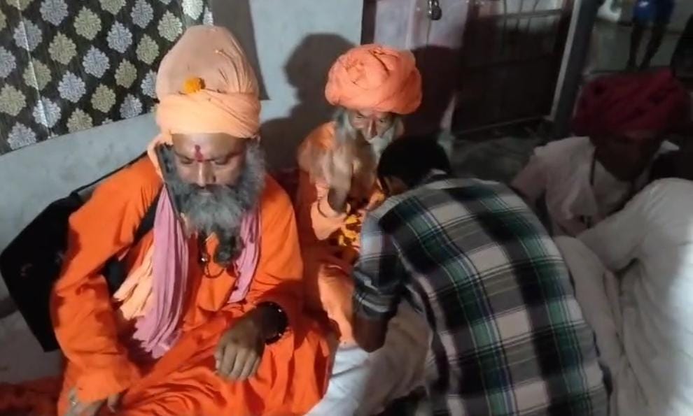 समाराम देवासी सुकेल भगवा धारण कर श्री सर्वेश्वर भारती महाराज बनकर 29 साल वर्ष बाद भारती के रूप में अपने घर मां परिवार से भिक्षा लेने पहुंचे सेवाड़ी 1 IMG 20251104 WA0053