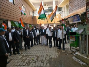 "दि लॉयर्स एसोसिएशन" कानपुर के आवाहन पर हजारों अधिवक्ता सड़को पर उतरे, मुख्यमंत्री को संबोधित ज्ञापन सौंपा 3 IMG 20251111 WA0011
