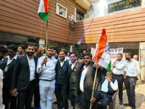 "दि लॉयर्स एसोसिएशन" कानपुर के आवाहन पर हजारों अधिवक्ता सड़को पर उतरे, मुख्यमंत्री को संबोधित ज्ञापन सौंपा 2 IMG 20251111 WA0012