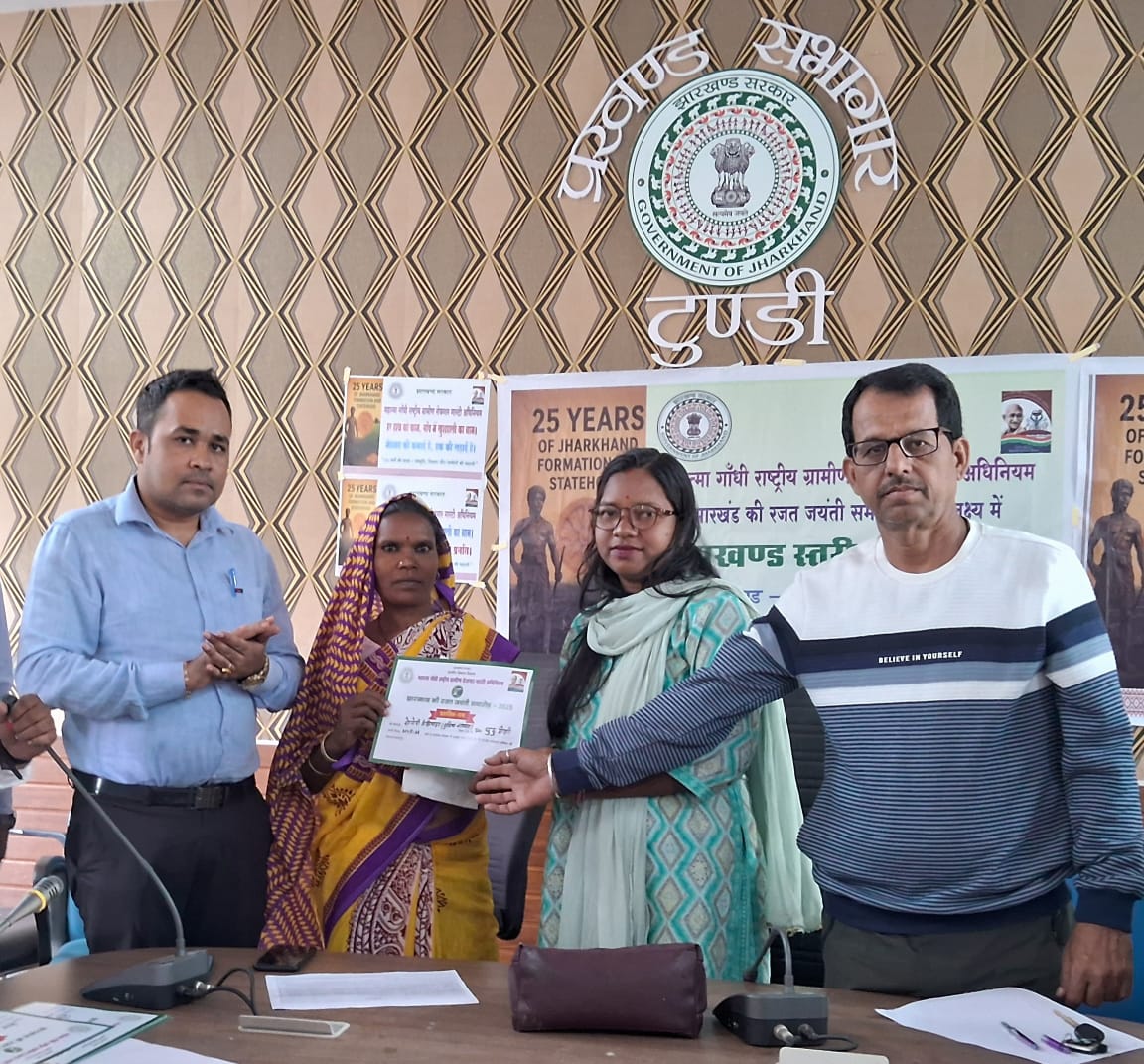 टुण्डी प्रखंड मुख्यालय पर रजत जयंती समारोह मनाने को लेकर सभी तैयारियां पूरी 1 IMG 20251111 WA0037