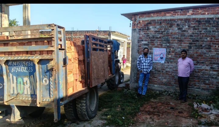 समाजसेवी ने मंदिर व अंबेडकर स्थल निर्माण के लिए दान की 51K रुपये की ईंटे पेश की भाईचारे की नई मिशाल 1 IMG 20251118 WA0020
