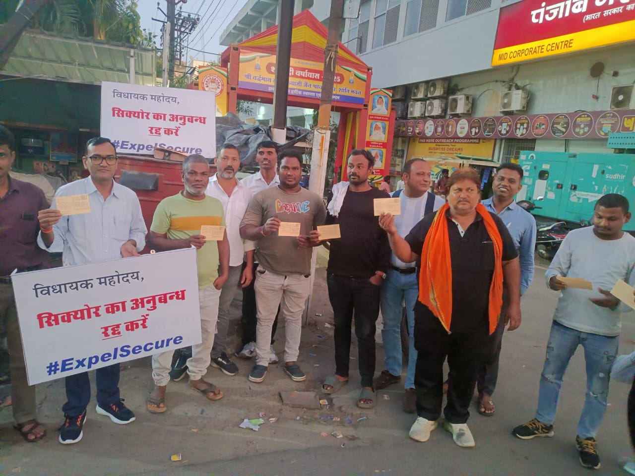 भीलवाड़ा में बिजली बिलों की मनमानी के खिलाफ नागरिकों का आक्रोश, विधायक को सौंपा खुला पत्र 1 WhatsApp Image 2025 11 05 at 9.40.00 PM