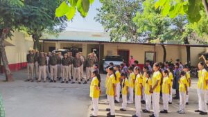 अतिरिक्त पुलिस अधीक्षक कार्यालय तथा महानिरीक्षक पुलिस जोधपुर रेंज के निर्देशानुसार वंदे मातरम के 150 वर्ष पूर्ण होने पर शनिवार को रानी पुलिस थाना परिसर में स्कूली बच्चों व समस्त स्टाफ द्वारा राष्ट्रगीत का सामूहिक गायन किया गया 3 WhatsApp Image 2025 11 15 at 4.43.14 PM