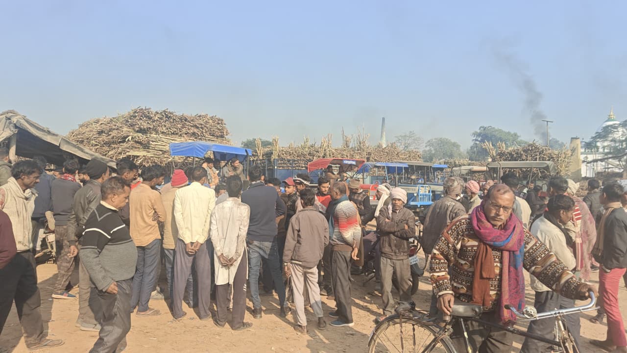 गोला एसडीएम की कार्रवाई के बाद बड़ा विवाद — जलालपुर में कोल्हू यूनियन ने गन्ना खरीदने से किया मना 1 WhatsApp Image 2025 11 19 at 11.58.21 AM