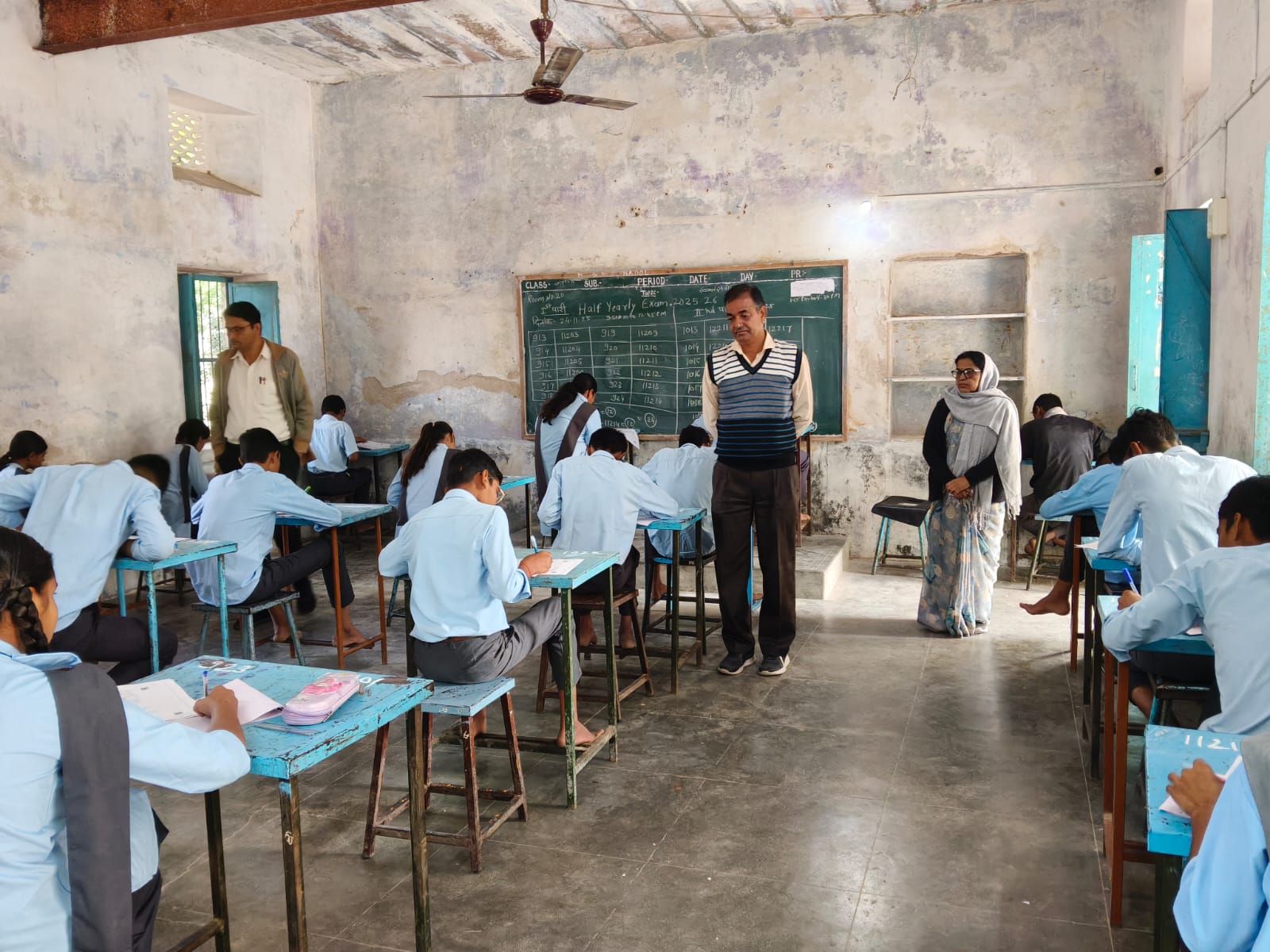 ऐसीबीईओ देसूरी ने महात्मा गांधी व बालिका विद्यालय नाडोल में चल रही अर्द्धवार्षिक परीक्षा का निरीक्षण कर दिए दिशा निर्देश 1 WhatsApp Image 2025 11 24 at 3.27.34 PM