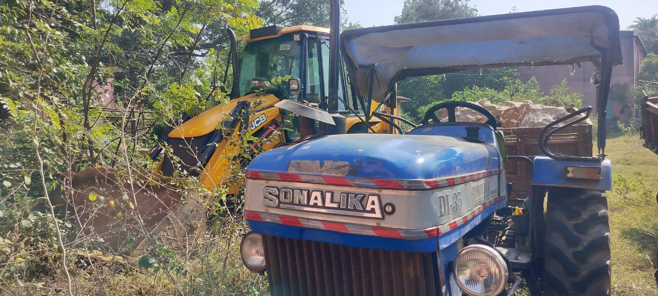 टुण्डी में अवैध पत्थर उत्खनन के दौरान ग्रामीणों की सहयोग से जे सी बी मशीन और ट्रैक्टर वन विभाग ने किया जब्त 1 IMG 20251205 WA0013