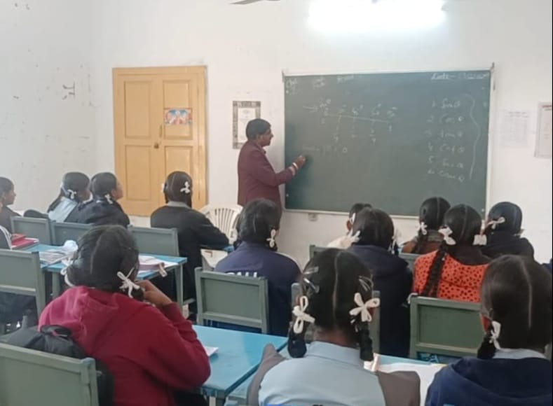 शिक्षामंत्री के ओएसडी ने पीएमश्री बालिका विद्यालय सादड़ी का किया औचक निरीक्षण 1 IMG 20251211 WA0342