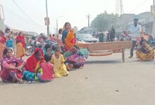 प्रवासी मजदूर की महाराष्ट्र में मौत — शव पहुंचते ही ग्रामीणों का फूटा गुस्सा, मुआवज़े की मांग को लेकर घंटों तक सड़क जाम 6 IMG 20251212 WA0391