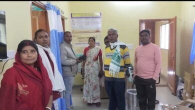 आयुष्मान आरोग्य मंदिर प्रतापपुर टुण्डी में हुई चोरी मुखिया ने घटनास्थल का किया दौरा 14 IMG 20251215 WA0043
